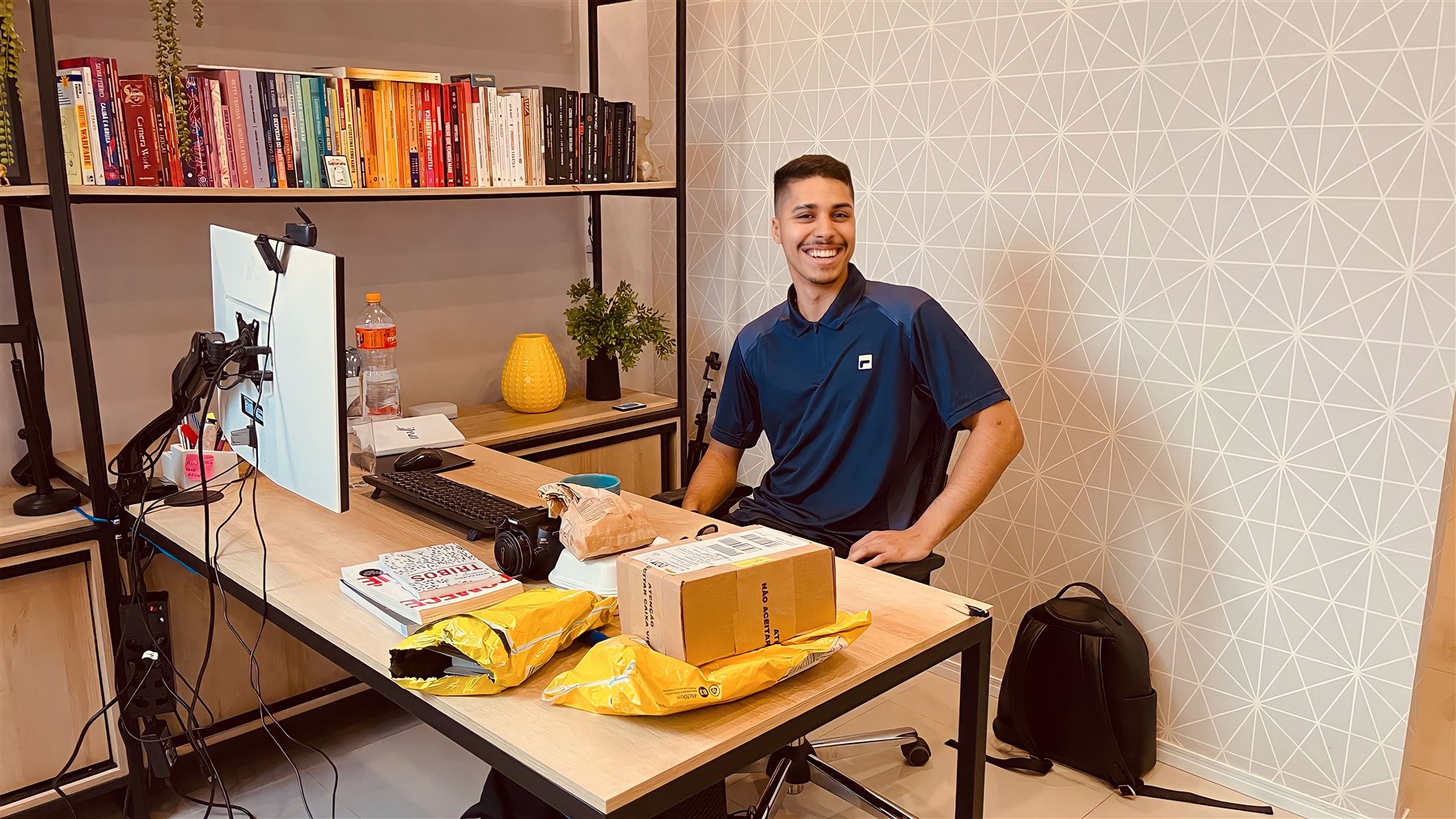 Samuel em seu escritório de trabalho